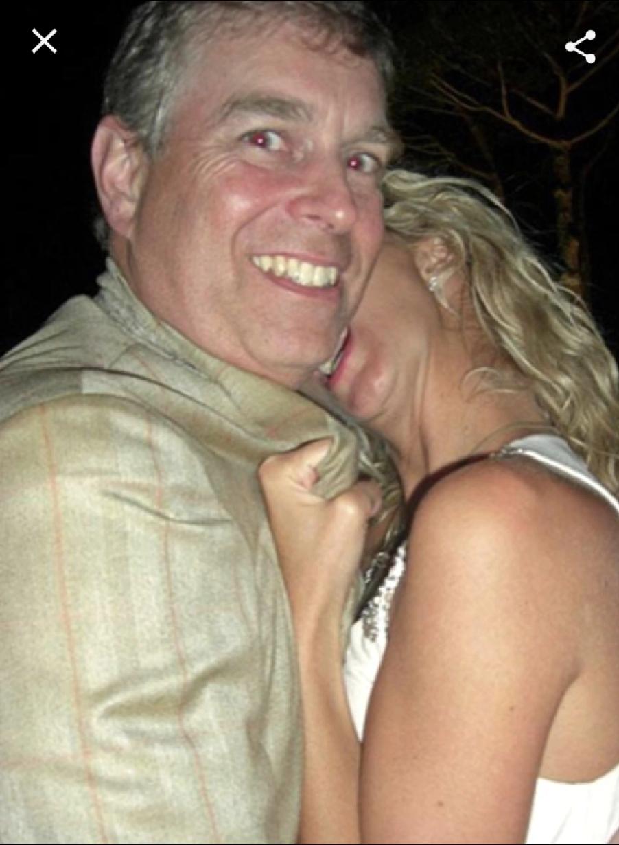 三岁看大，七岁看老。安德鲁王子从小就是个体格壮实的小霸道。坐在爸爸腿上的爱德