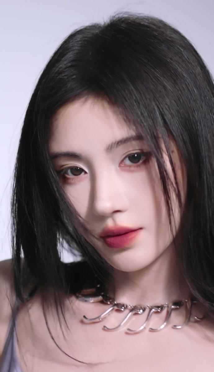 鞠婧祎怼脸镜头美的好权威谁能拒绝鞠婧祎的这波颜值暴击啊！钛金属风格搭配黑长