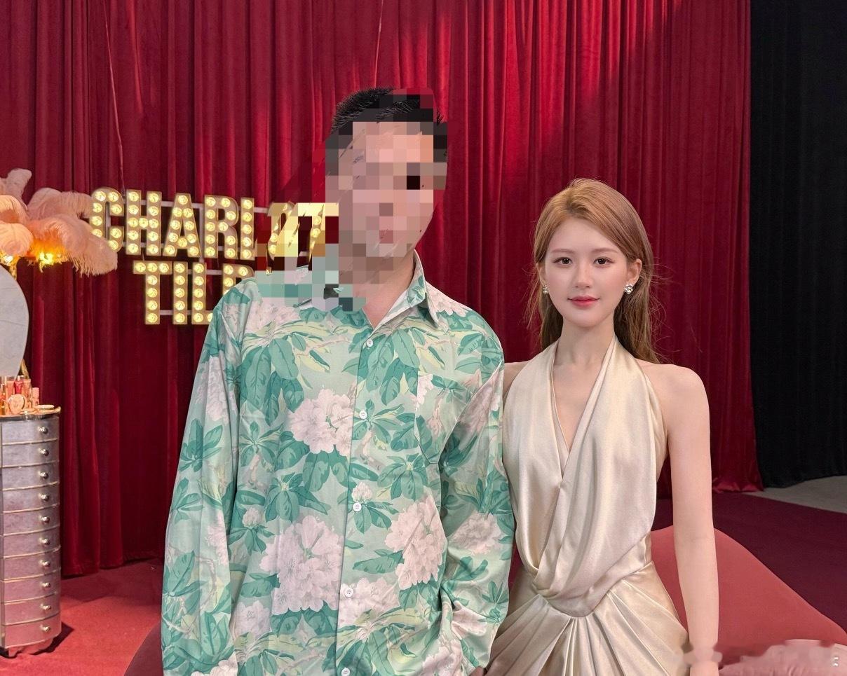 终于看到自然光的赵露思，太好看了昨天的直播滤镜为什么黄黄的。魏笑赵