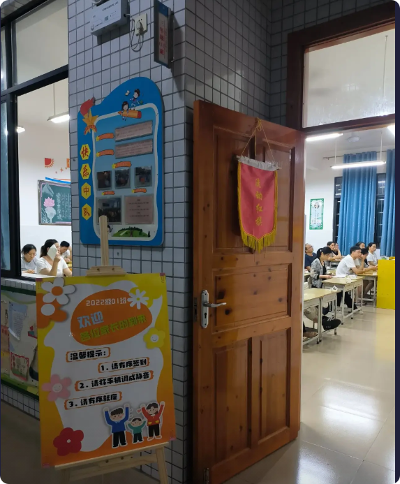今天晚上召开家长会，开始时间是七点半，可是七点半已到，班里才来了20多个家长，八