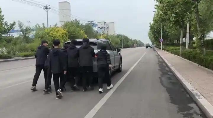 5月2日，五一自驾山东，刚下高速电车彻底趴窝，距离充电站还有500米。正当夫妻二