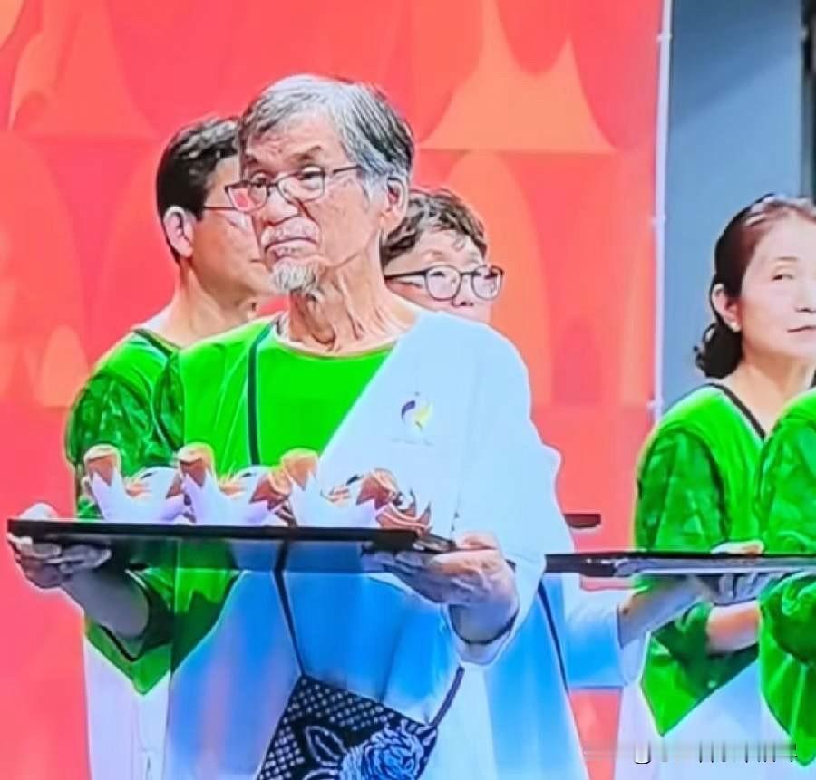 大家觉得有没有一种可能，日本名古屋亚运会颁奖仪式上的礼仪人员，之所以要安排一群六