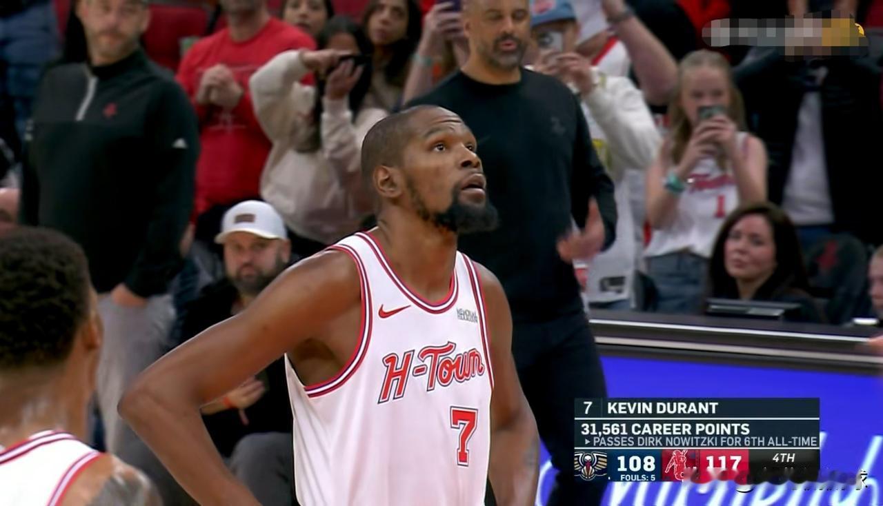 恭喜火箭巨星杜兰特喜迎职业生涯的里程碑时刻！在今天火箭主场迎战鹈鹕的比赛中，当时