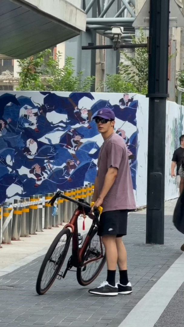 黄景瑜差点就收到罚单了路人在上海偶遇黄景瑜的小插曲：路口有人骑车被交警拦下开罚单