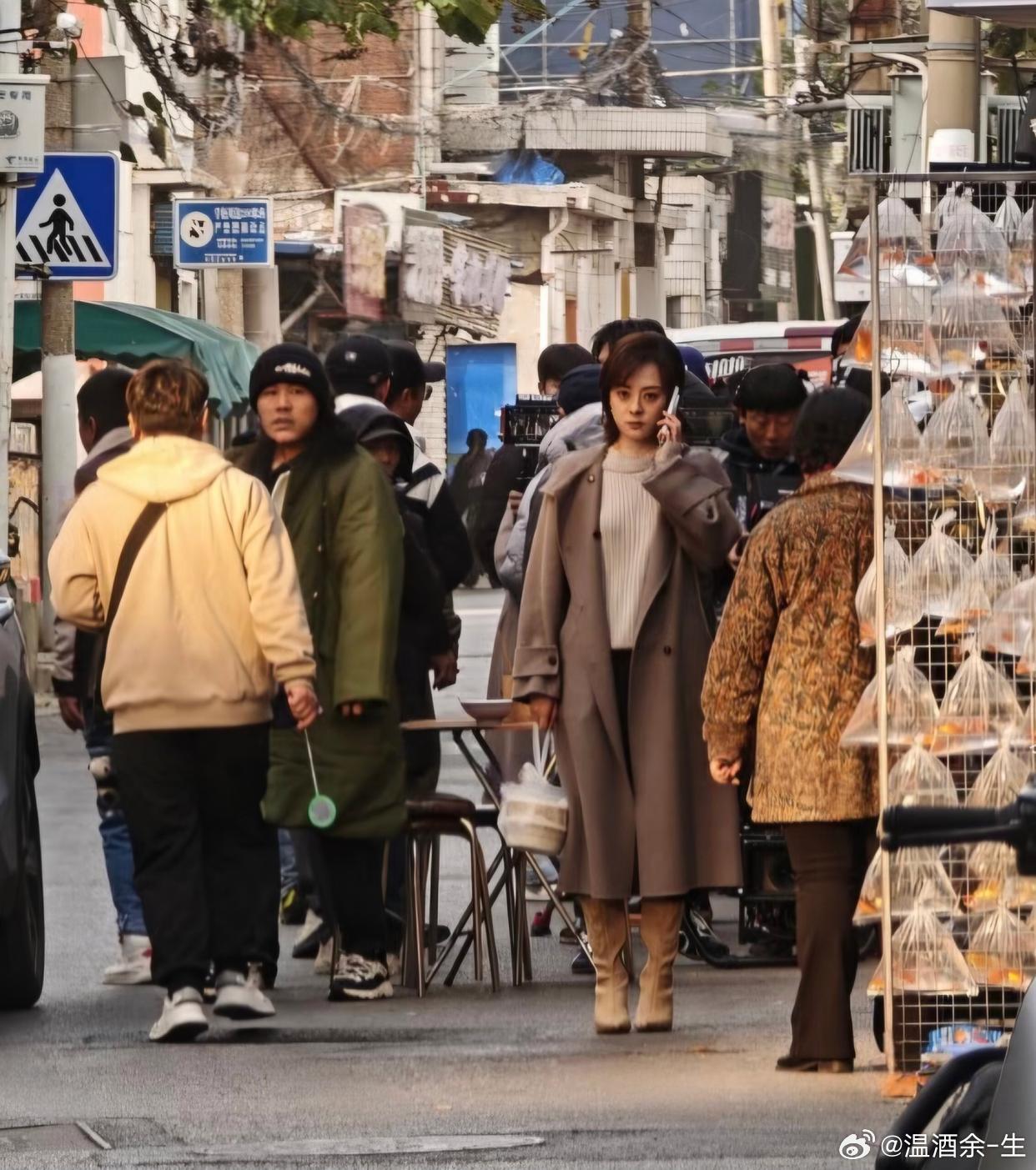 网友无锡街头偶遇孙俪拍戏，她镜头感好强，跟她对视她还笑着回应好美!孙俪本人很苗条