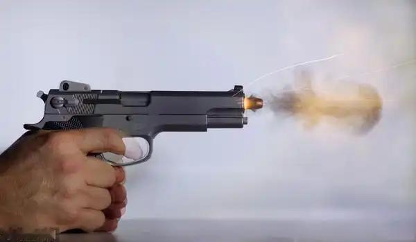 【军旅话题】当兵时打冲锋枪一直很准，可后来打手枪为什么都是跑靶呢？才25米远的靶