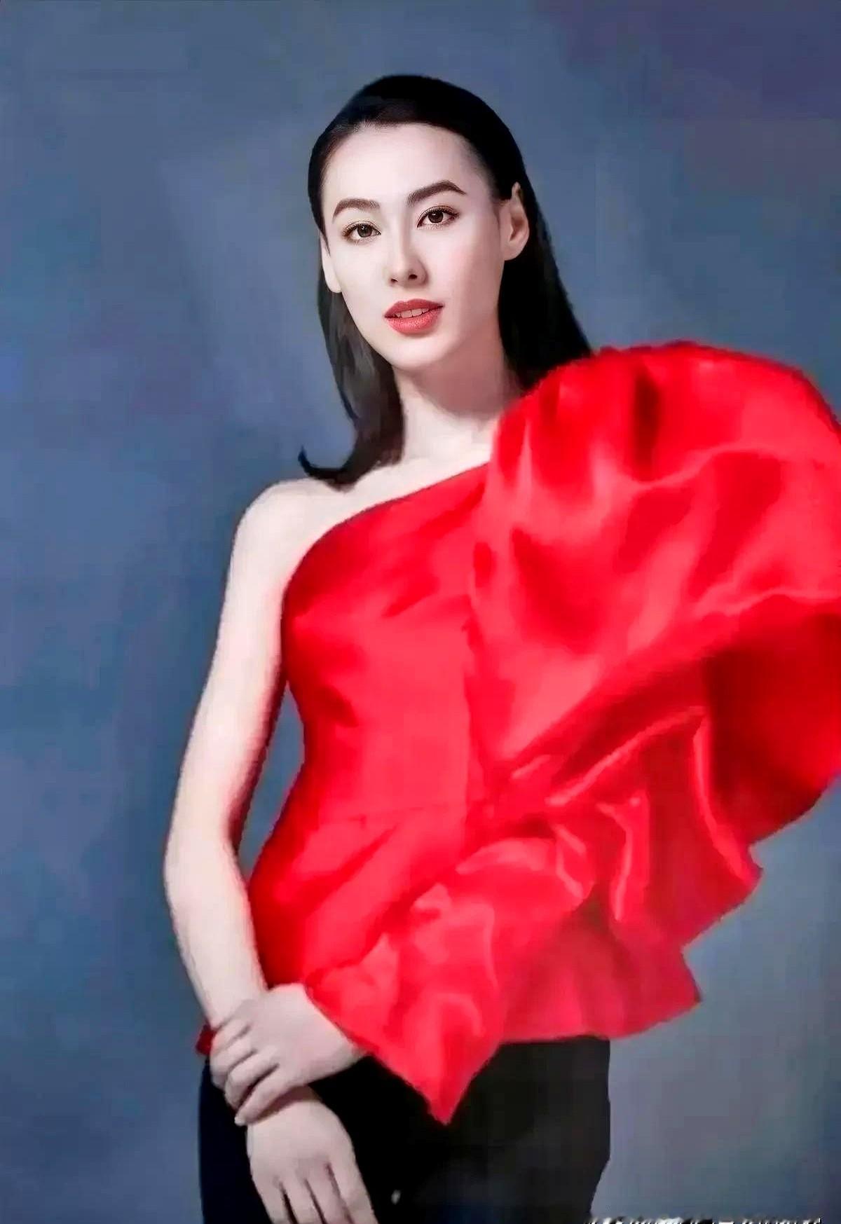 李泽楷终于想清楚了，现在孩子们都大了，梁洛施再也不用为他守身如玉了。最近有人