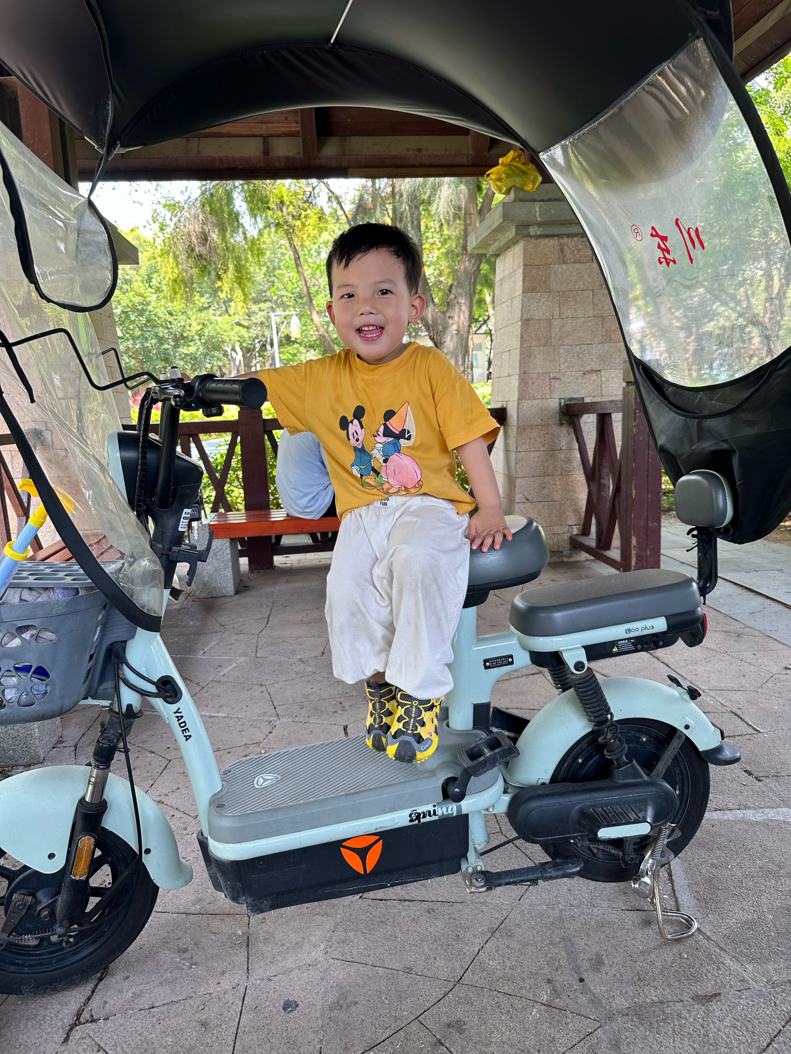 公公提了新车，阿琛喜提新鞋。两个人一起出门显摆了。这个家族基因就是爱臭显摆。