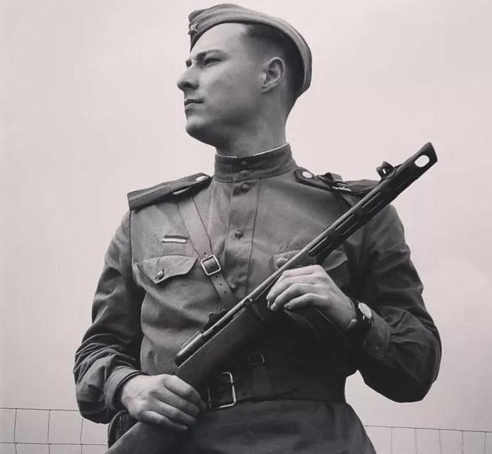 “火力风暴”，苏联波波沙冲锋枪简史！二战时期，冲锋枪可谓“火力主角”，各国都拿