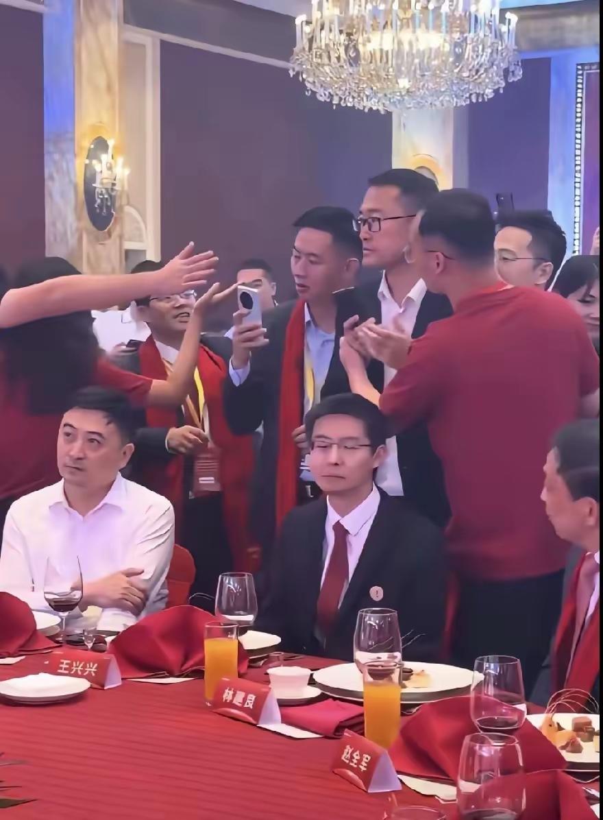 看了昨天宇树科技的表现之后，就明白为什么创始人王兴兴在IPO发布会是全程都不开心