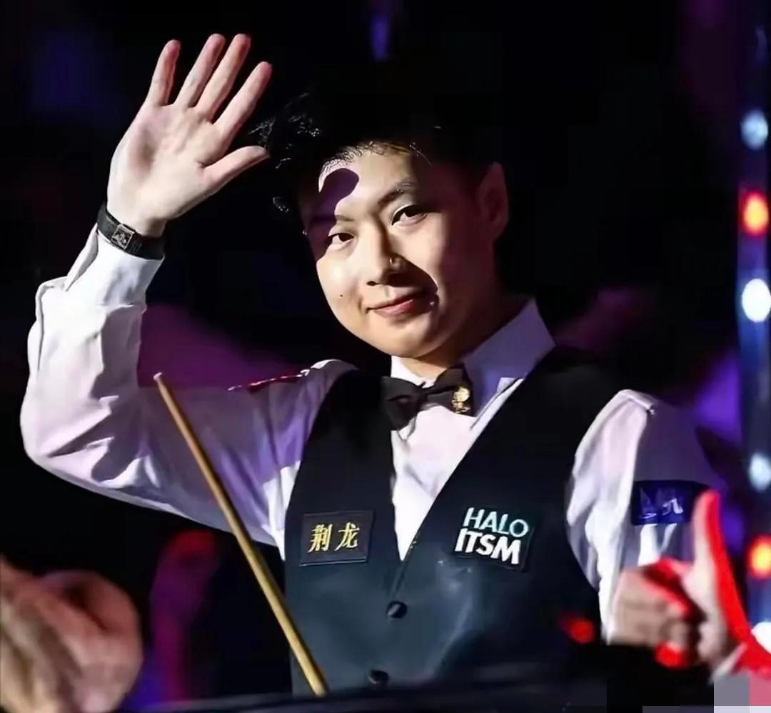 赵心童病中翻盘，25岁扛着感冒打穿00后风暴。吴宜泽140分炸裂开局，人家直接