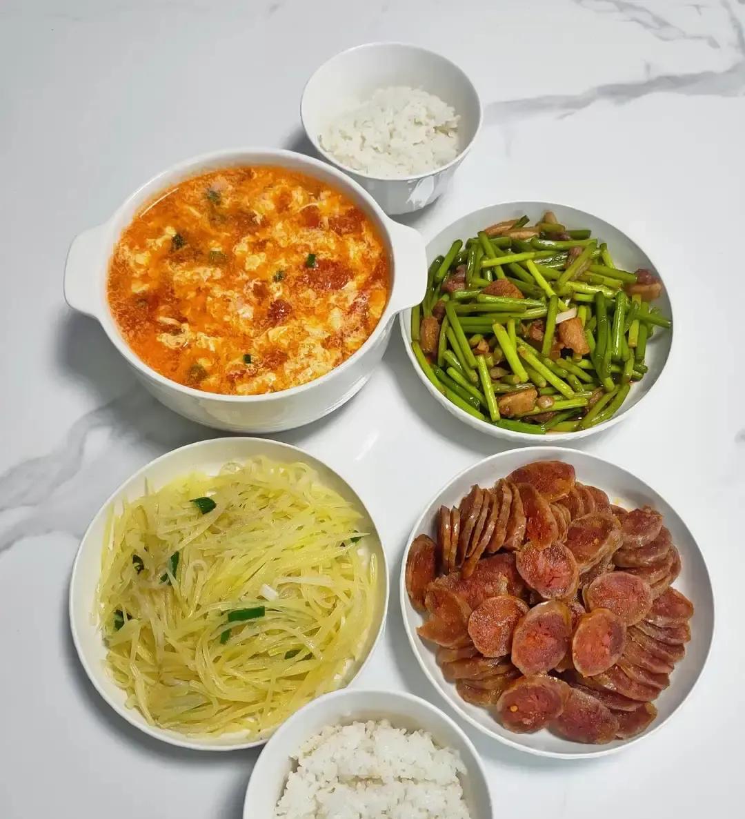 一个素人宝妈在评论区随口说老公月薪六千五，每月给她两千二家用，刚生完二胎，就被截