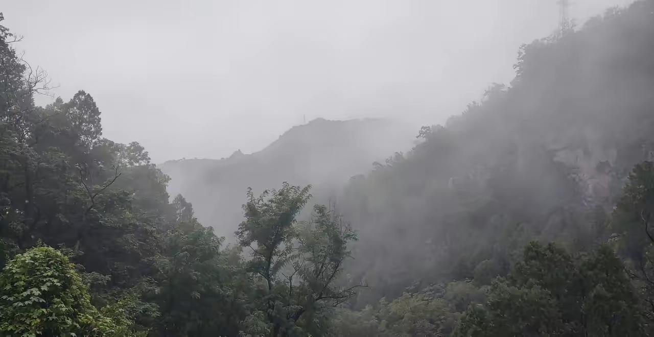 泪目！6名退休老师去贵州旅游，突遇大雨，在一农户家躲雨，主人家做了9菜1