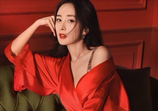 杨幂的“姐”字值千金！85花低头背后的咖位生死簿杨幂在《酱园弄》首映礼鞠躬感谢