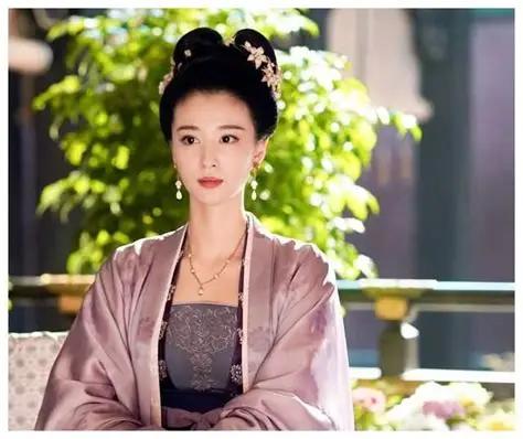 1418年，朝鲜把一个有身孕的女人，送进了大明紫禁城。她叫黄氏，容貌绝代