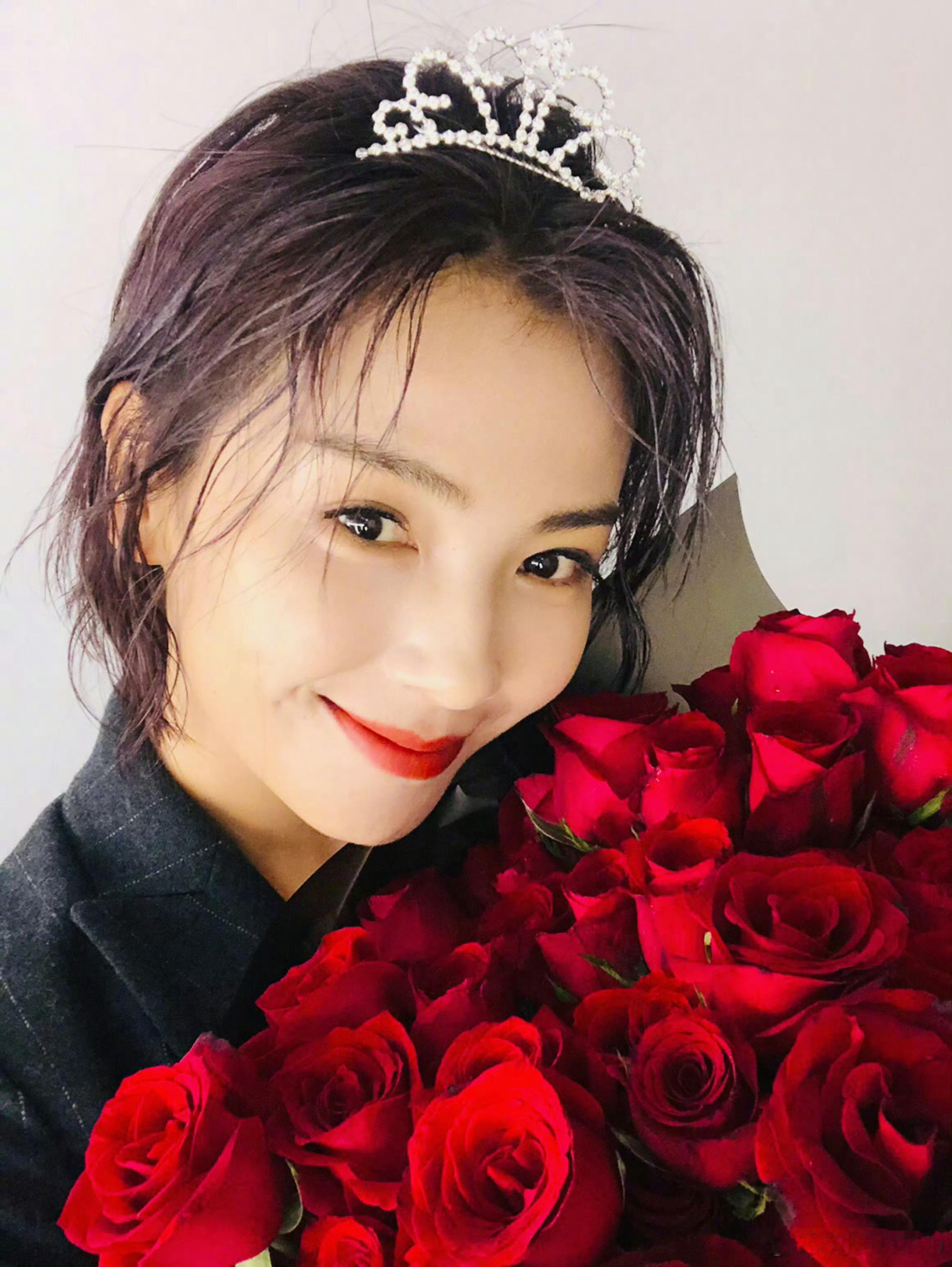 刘涛tamia：玫瑰是专属春天的浪漫，情人节快乐🌹