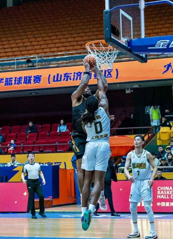 3月28日晚，在章丘体育中心，山东蜜獾男篮用一场硬仗，把季后赛的悬念带回了同一起