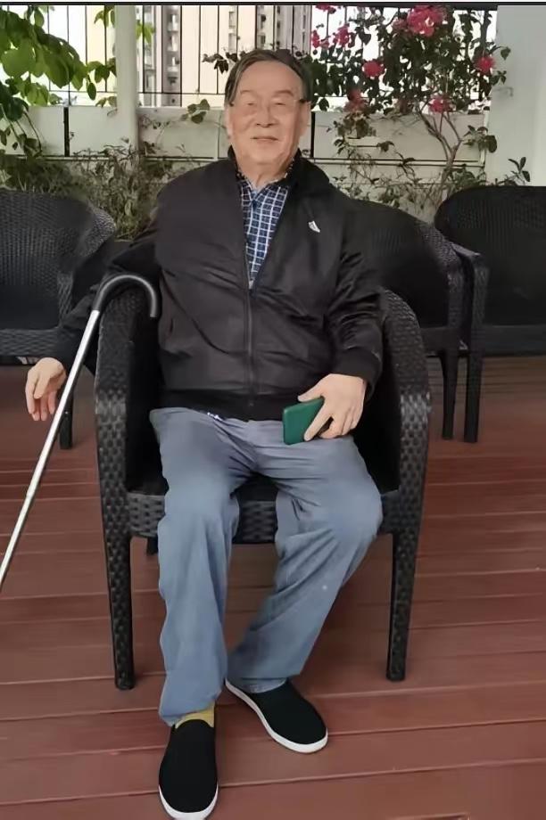这张照片的这个人人是谁，听说只有60以下才认识，能一眼叫出名字的说明这个人很厉害