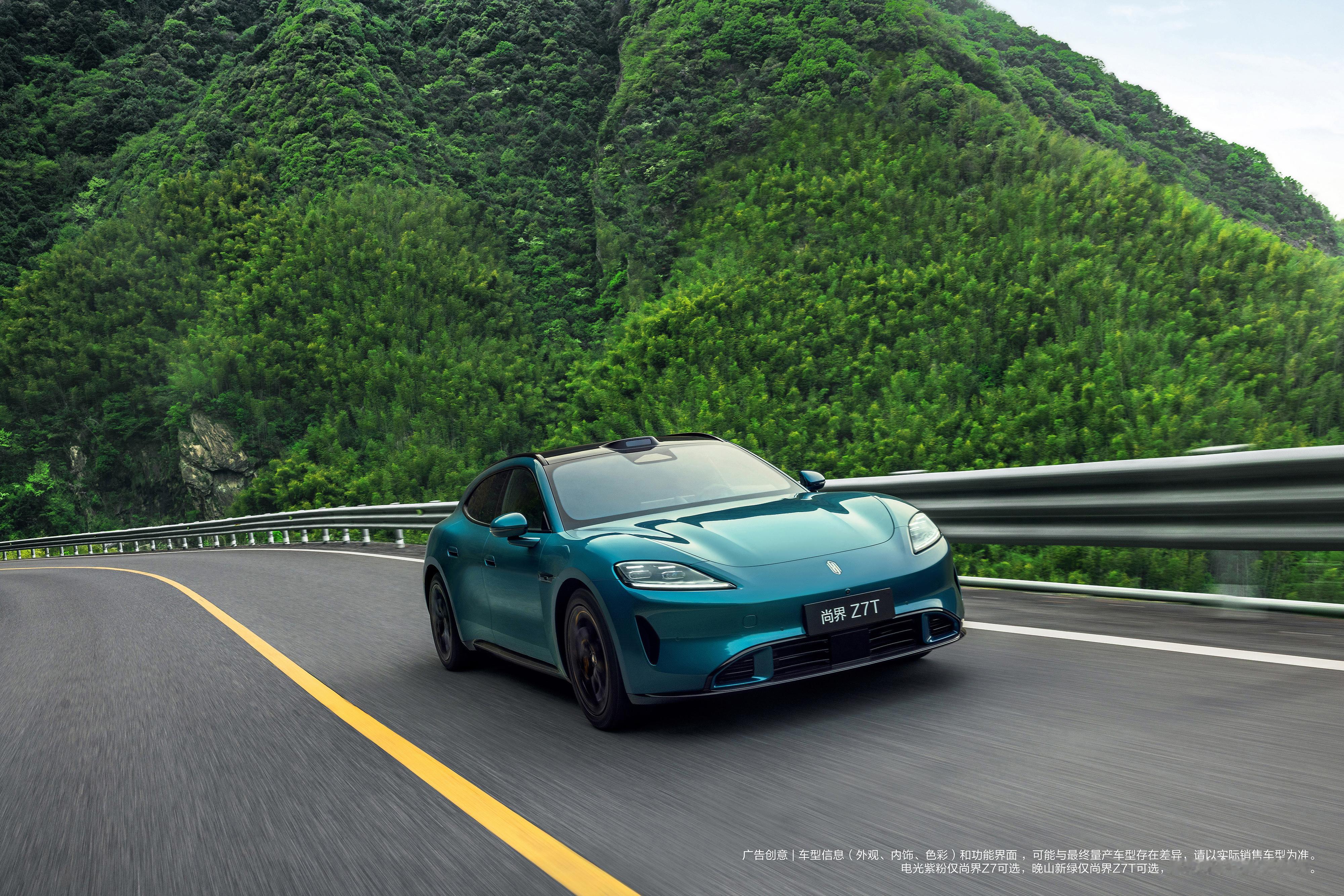 方向在握，自在出行。今天来安吉爬山，途灵平台，稳～下着小雨，开着这台晚山新绿的尚