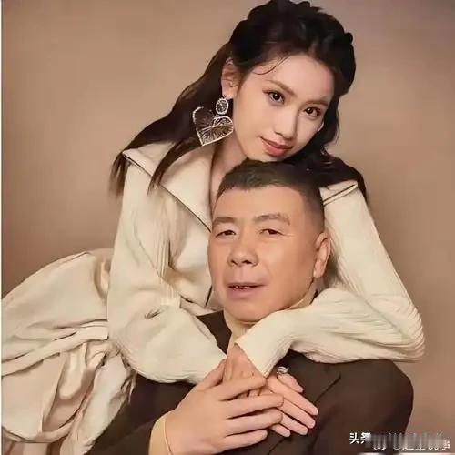 冯小刚养女徐朵的照片里，对爸爸的依赖写在脸上，为啥和妈妈却没这么亲近？