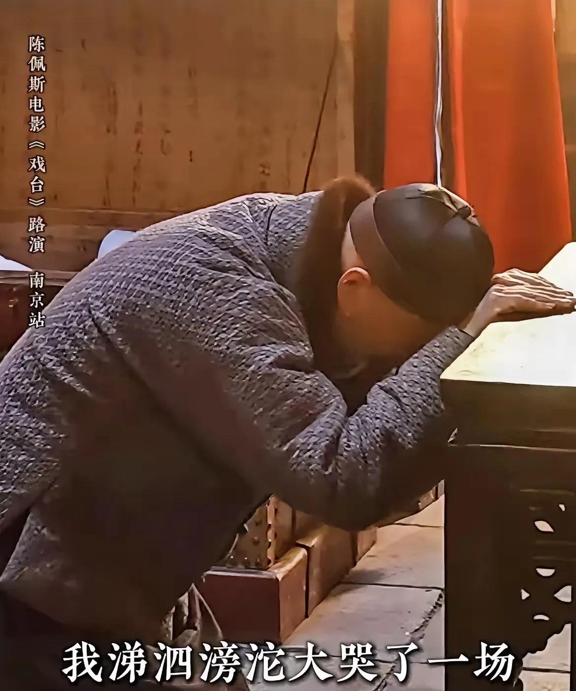 《戏台》为什么火？因为现实太荒唐！这片子太狠了。军阀拿枪逼戏班改戏。霸王必须