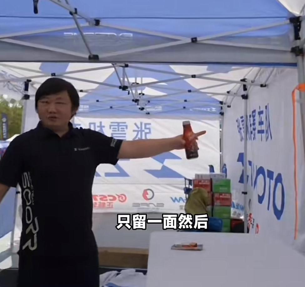 张雪新签约的张雪越野摩托车手托比亚斯，超年轻，目测不超过30岁。他将代表张雪机车
