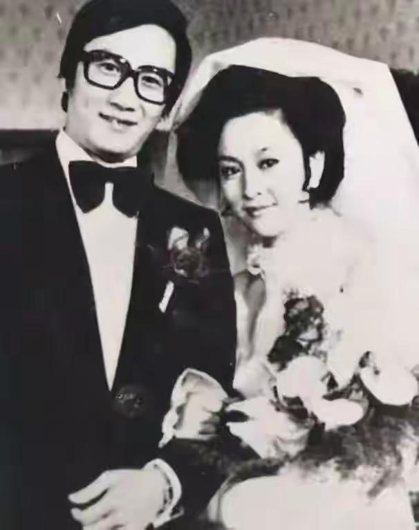 有些女人，美丽不是一阵子，而是一辈子，看来谢贤就是喜欢这类型的女子，他两任前妻都