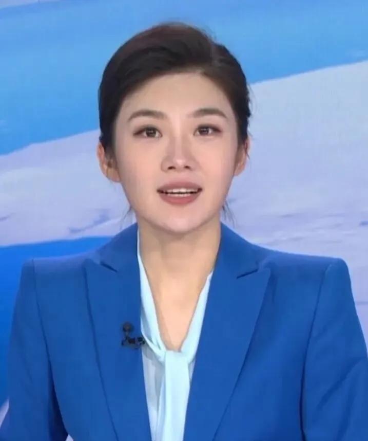 这是央视最优秀的主持人之一，举止端庄大方眉眼温婉柔美。她不仅颜值爆表，才华
