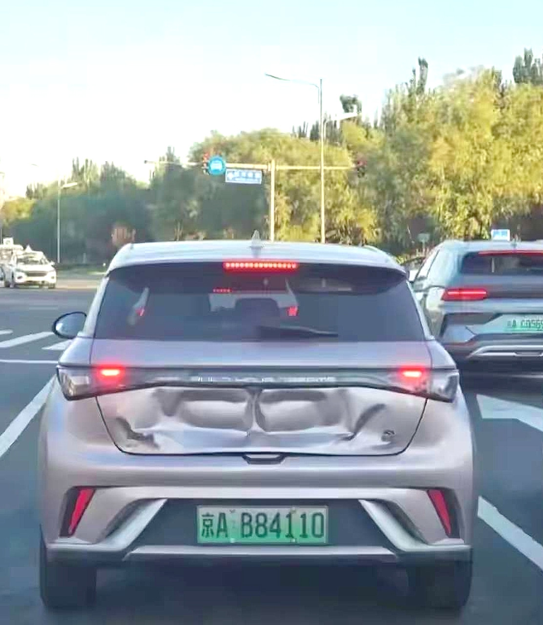 一看就知道被什么车撞了