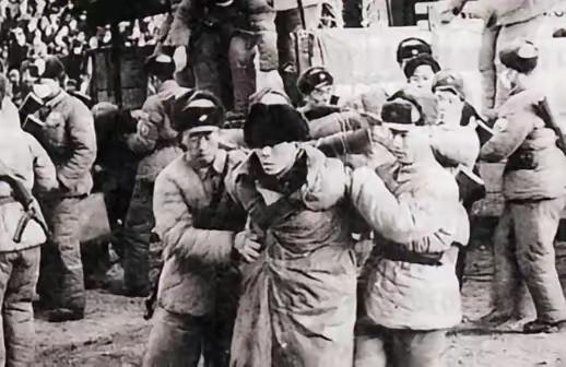 1940年，民兵队长揭发八路军炊事员在饭菜中下毒，谁知人赃俱获下，杨奇清却指着民