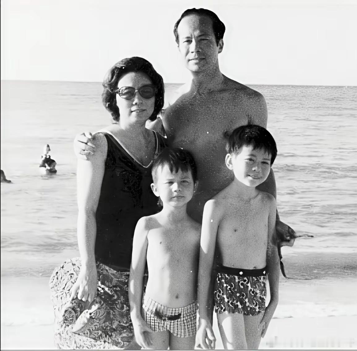 70年代李嘉诚和原配妻子庄明月，以及两个儿子的一张罕见合影。李嘉诚和妻子是表兄妹