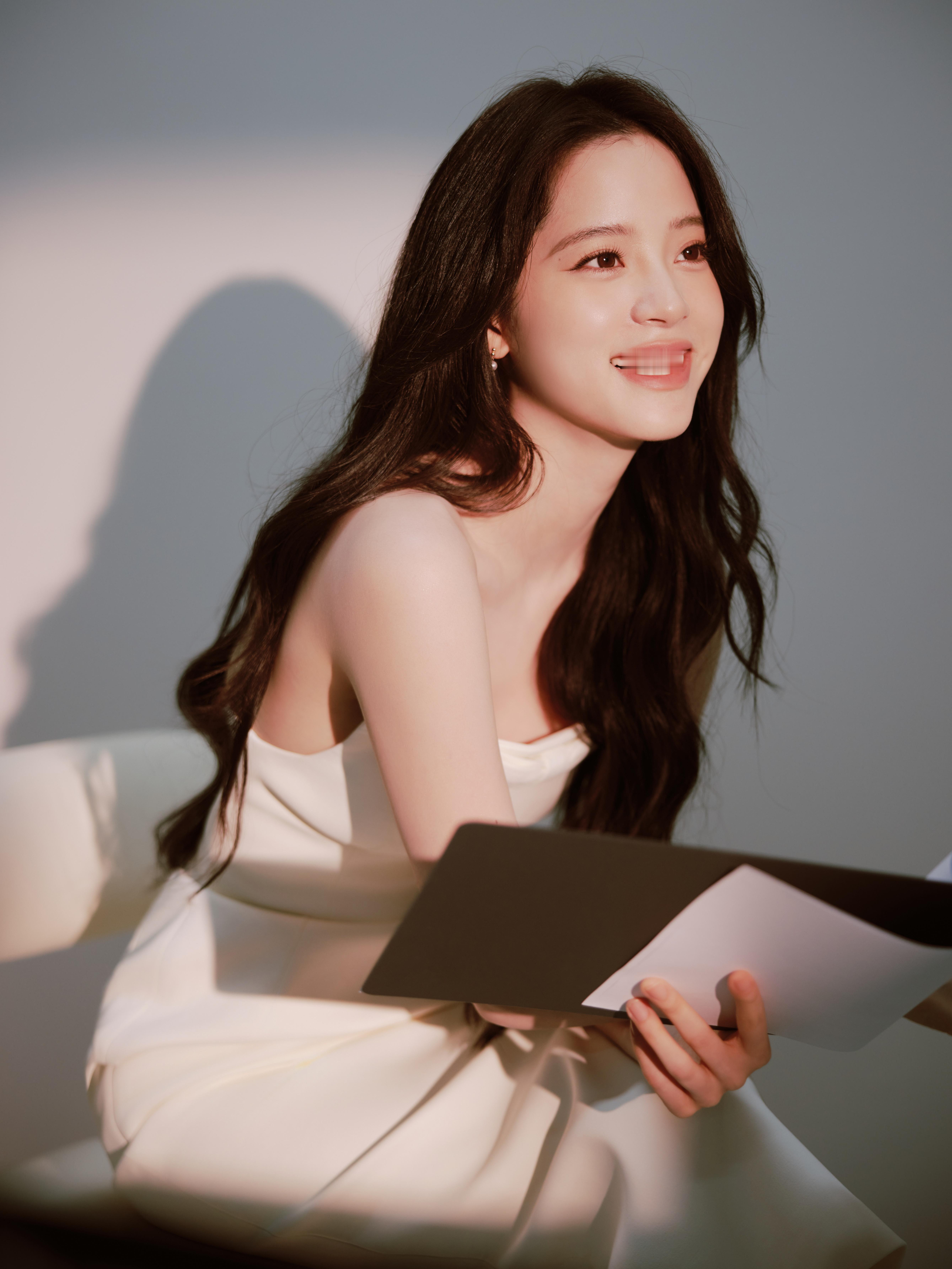 欧阳娜娜当纯净白裙坠入紫调梦境，她以柔荑轻握时光的形状，每一缕发梢的弧度里，都