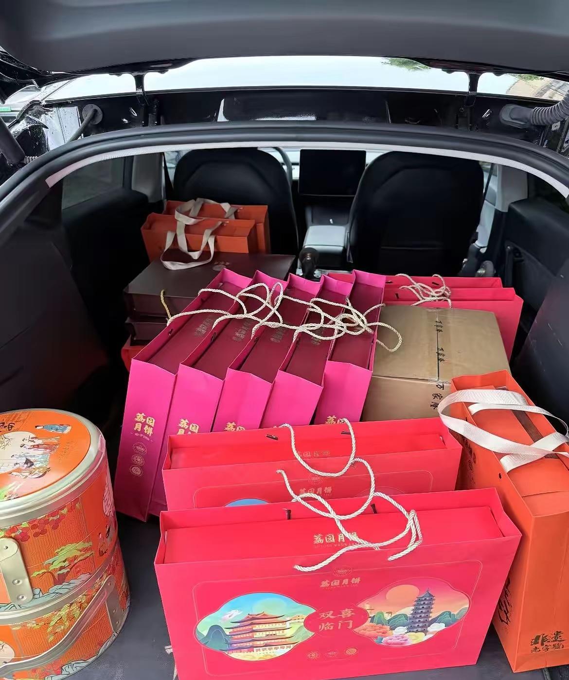 大姑姐回娘家，只给公婆送了一盒月饼，临走婆婆给了她2桶花生油，我们还给她1000