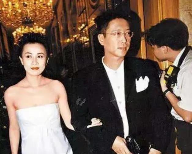 许晋亨原来最爱的是刘嘉玲，最无感觉的是何超琼，相守一生的是李嘉欣。许晋亨当年和