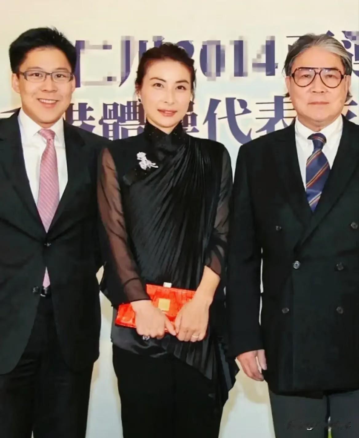 霍家这场78岁寿宴，直接把豪门架子拆了个干净。没有酒店宴席，没有明星助阵。