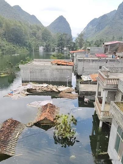 广西百色，洪水围城超半月，长涝不退为哪般？近日，广西百色多个村庄深陷洪水，