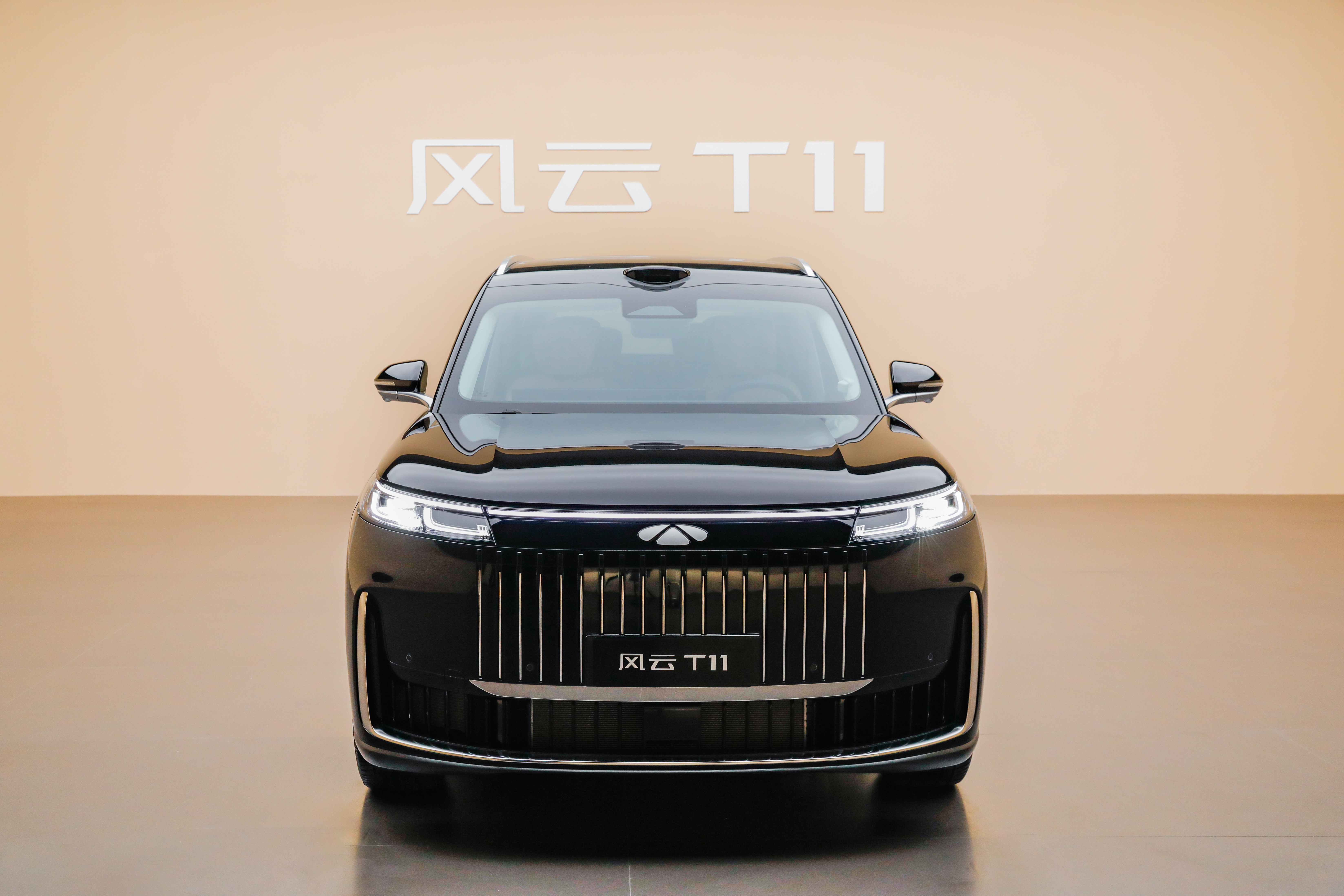 李学用说风云T11安全超百万豪车成都车展上，风云品牌的旗舰级SUV风云T11正