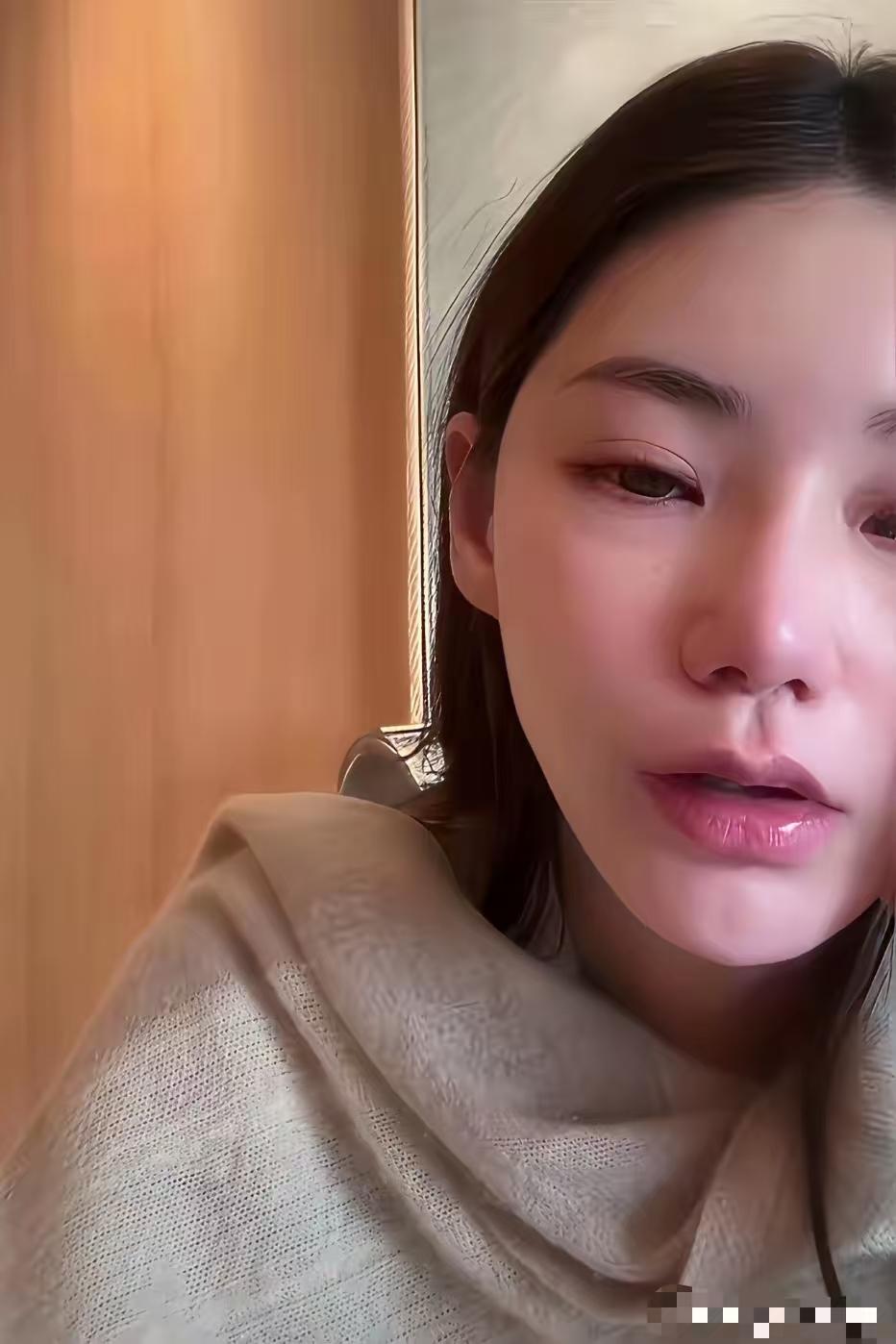 格局不大脾气大。不甘心做汪小菲后面的女人，汪最近每次直播，坐在旁边敲边鼓动，拱火