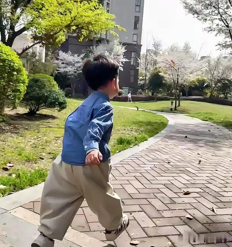 我一位在民政局的朋友说，现在离婚跟以前不一样了，以前离婚，男女双方都争着要孩子，