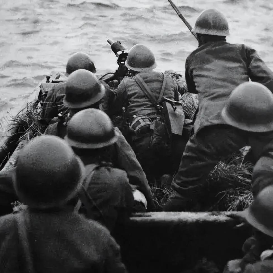 1942年，渔民陈根土载着16个日军过江。不料，船到江心，他突然哈哈大笑，纵身一