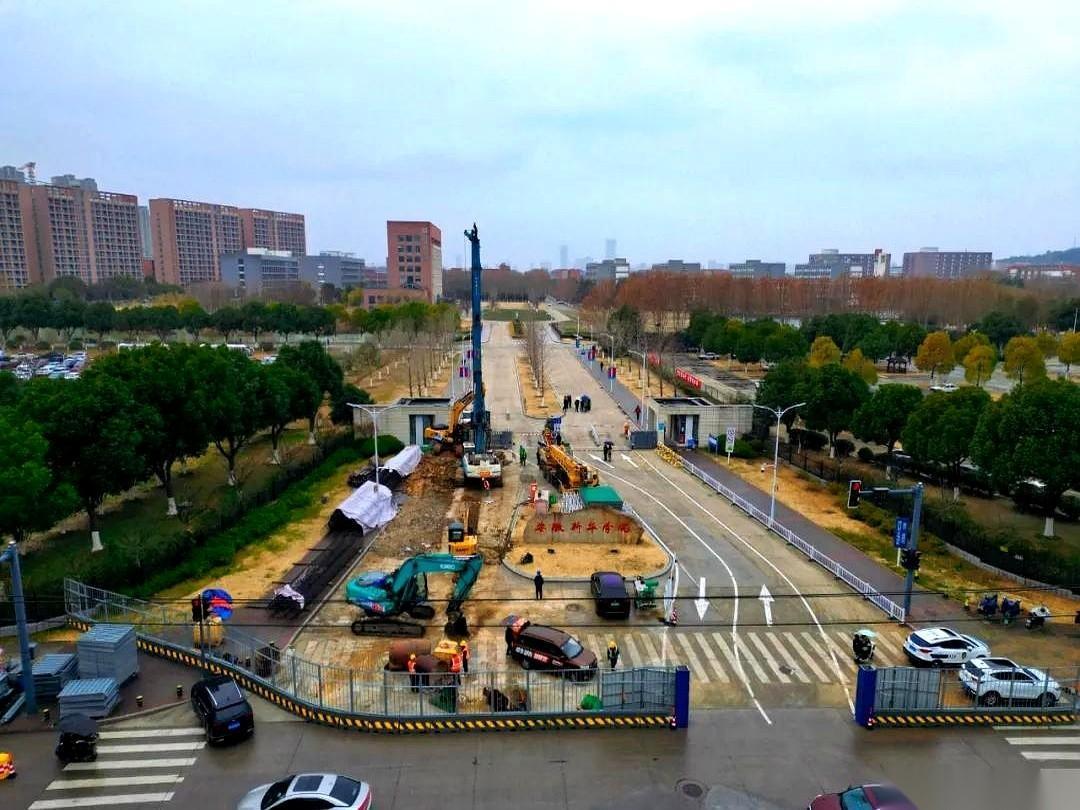 合肥南二环西延这个工程，刚开工就差点卡壳。头顶就是35千伏的高压线，机器根本进