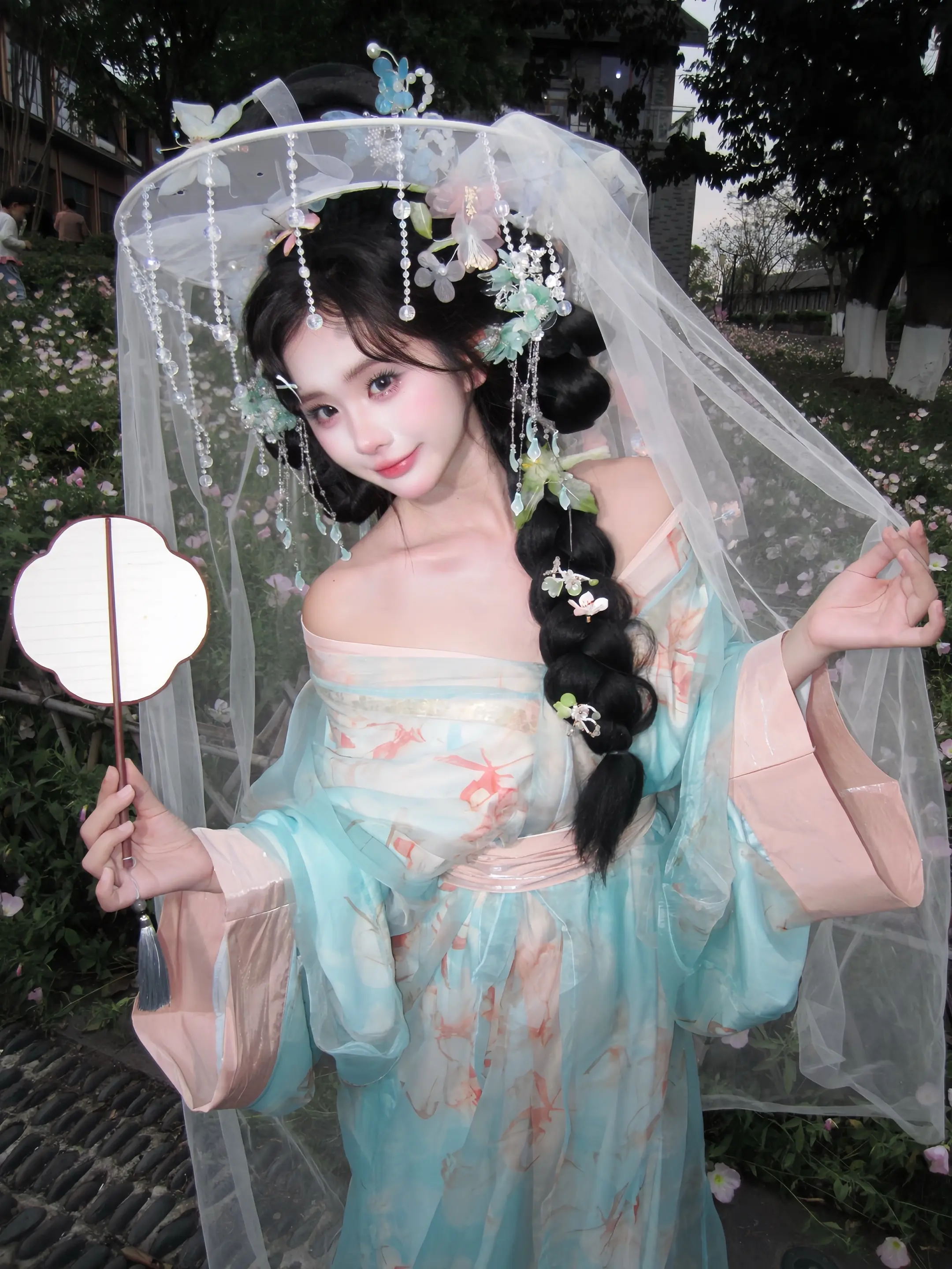 斗笠轻遮玉面羞，薄纱半掩黛眉柔