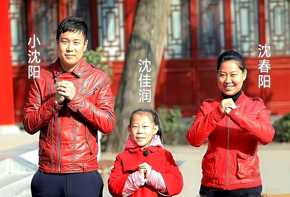 当年那个在亲子综艺被全网吐槽“单眼皮小眼睛”的女孩，现在杀回来了。19岁的沈佳润站在宝蓝色舞台背景下