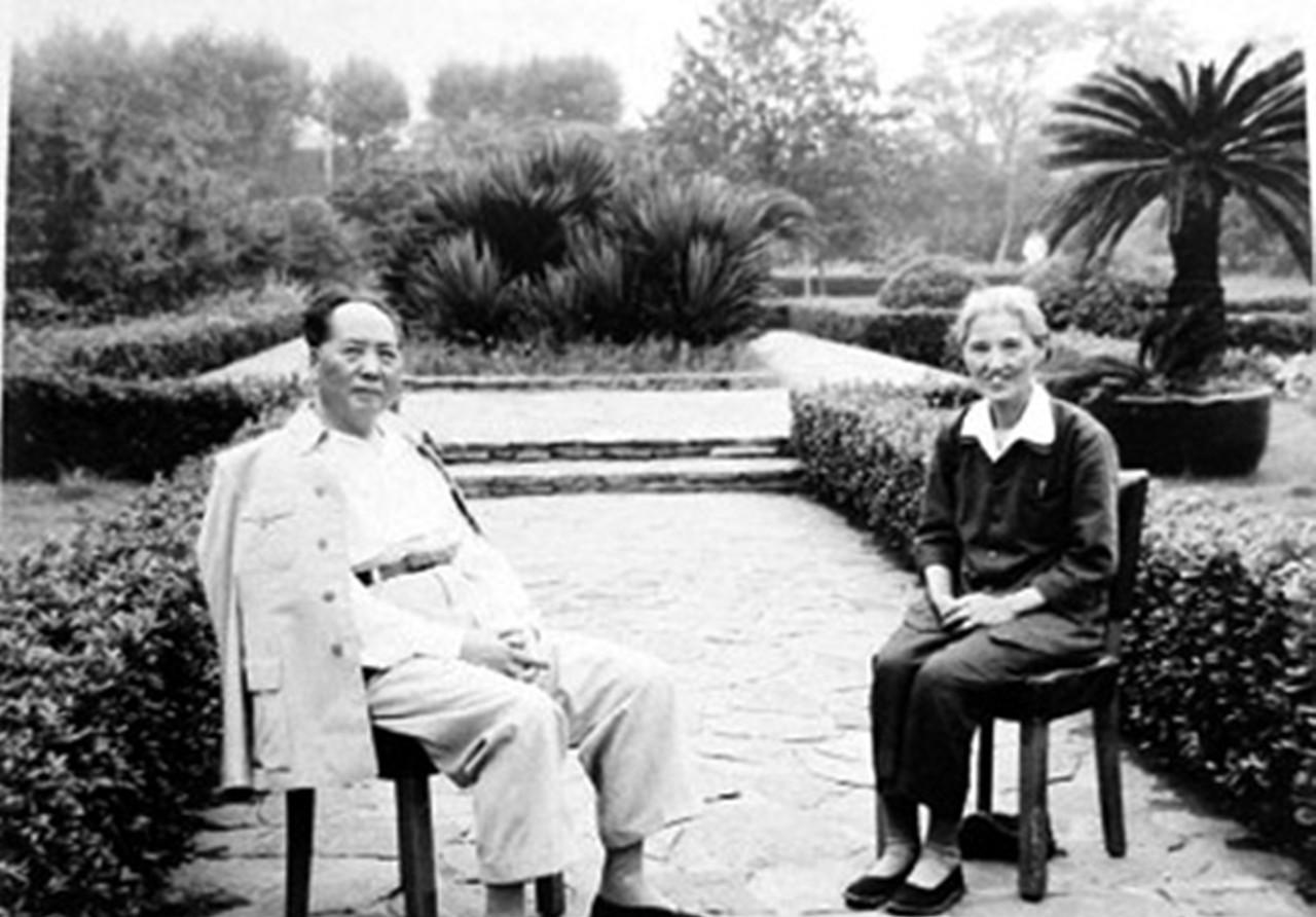 1948年，上海一间破陋不堪的瓦屋里，一位身形瘦弱的男子正奄奄一息躺在病床上，临