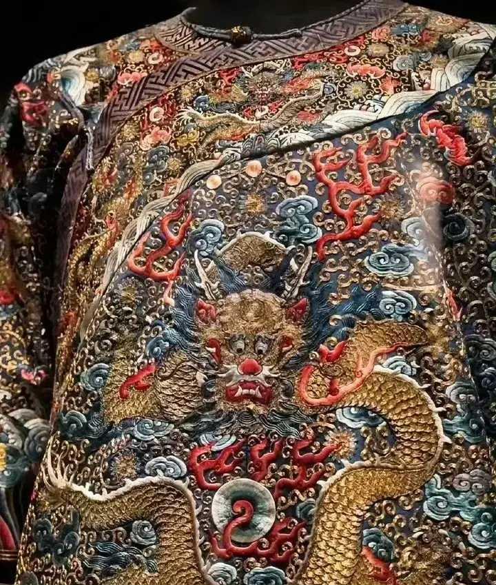 这是一件收藏在大英博物馆的文物看着真的非常心痛！这手工精致到登峰造极。​