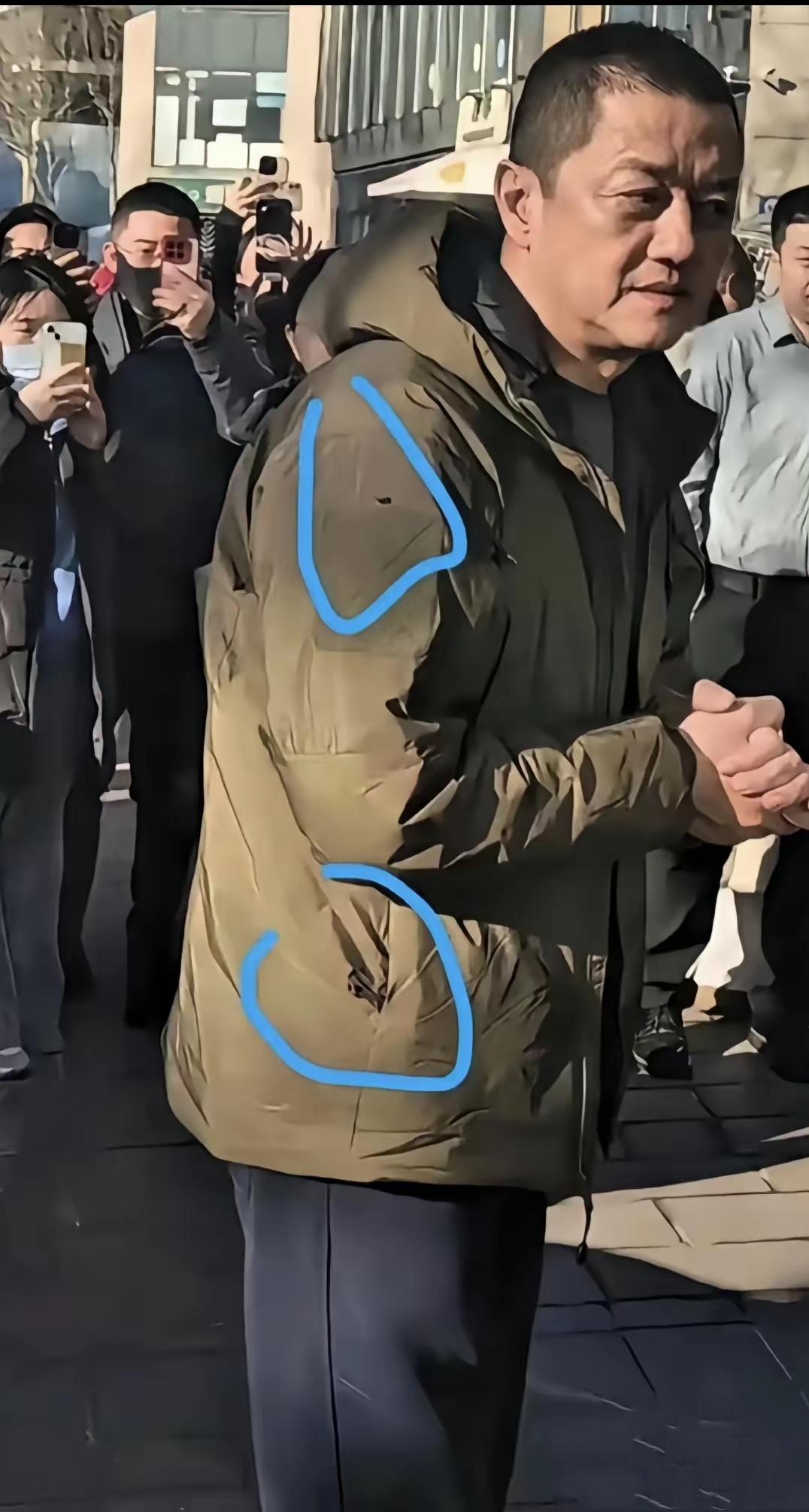 我表姐亲眼见过李亚鹏，她说李亚鹏根本不像电视上的那样。以前总听人说他卖货