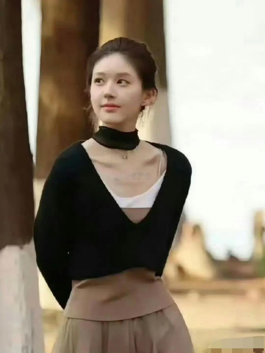 我一直以为这衣服是镂空的，原来是叠穿，居然还有三层​​​