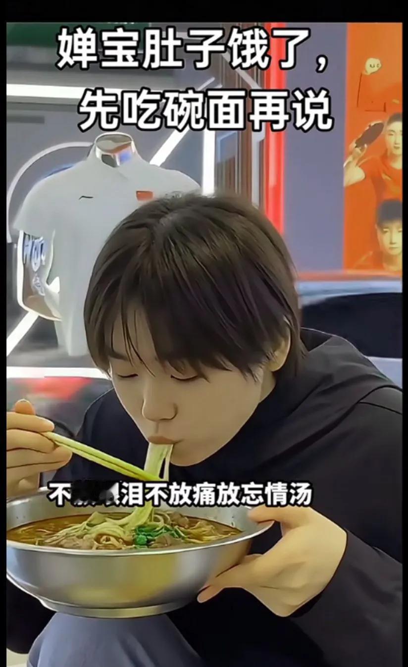 年轻劳动强度大，消化的快，少吃点不然的长胖了婵宝应该多吃虾子才长不胖＜婵宝不