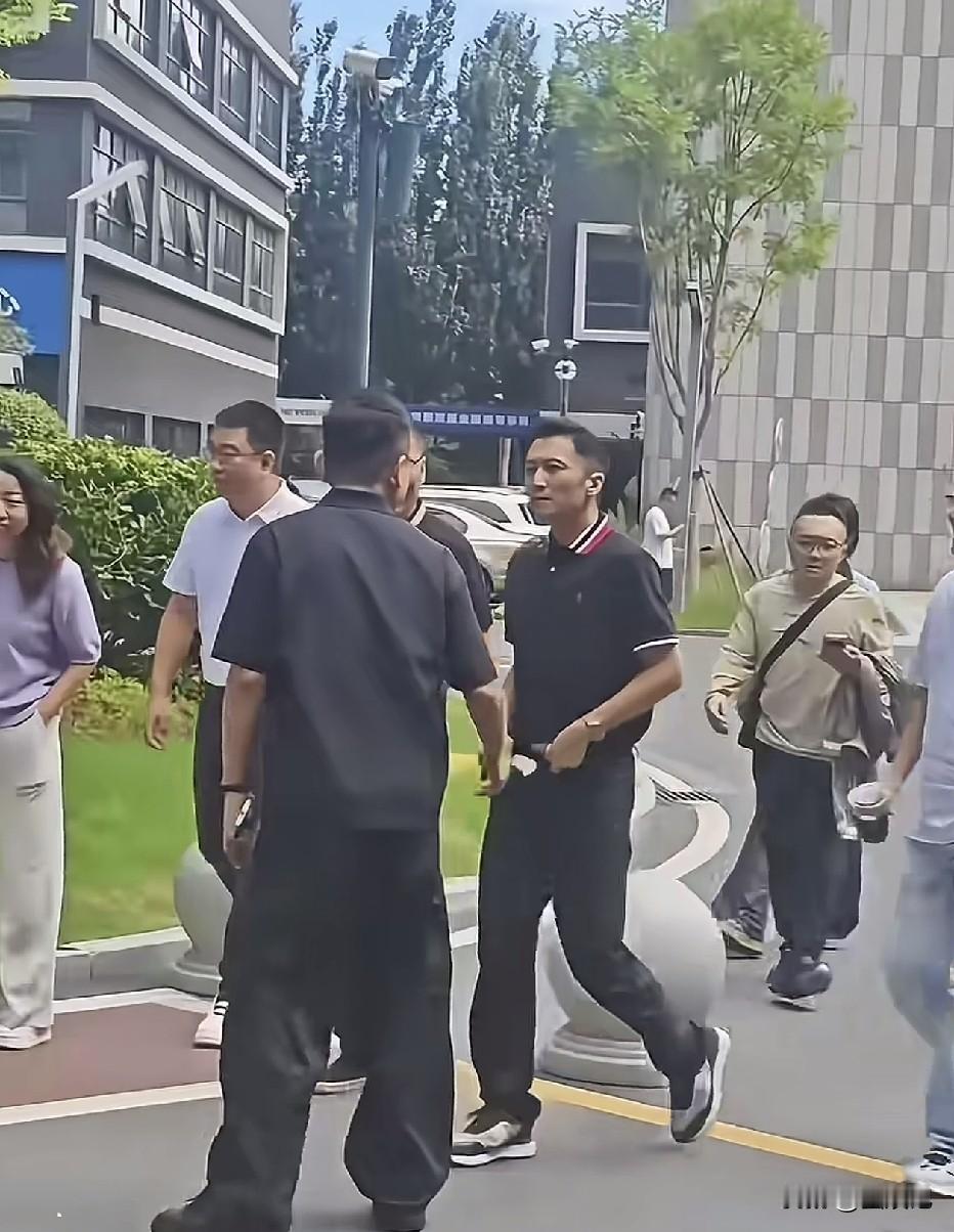谢霆锋现身青岛反差有点大，脸上皮肤有点黑，人也很瘦，当天穿的太接地气了，在一群人里并不显眼，褪去舞台