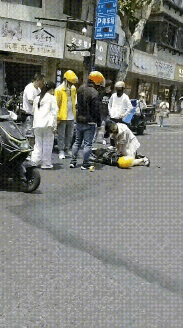 杭州临平区。外卖小哥摔倒在地抽搐不止。第一人民医院马护士正巧路过，赶紧心肺复苏